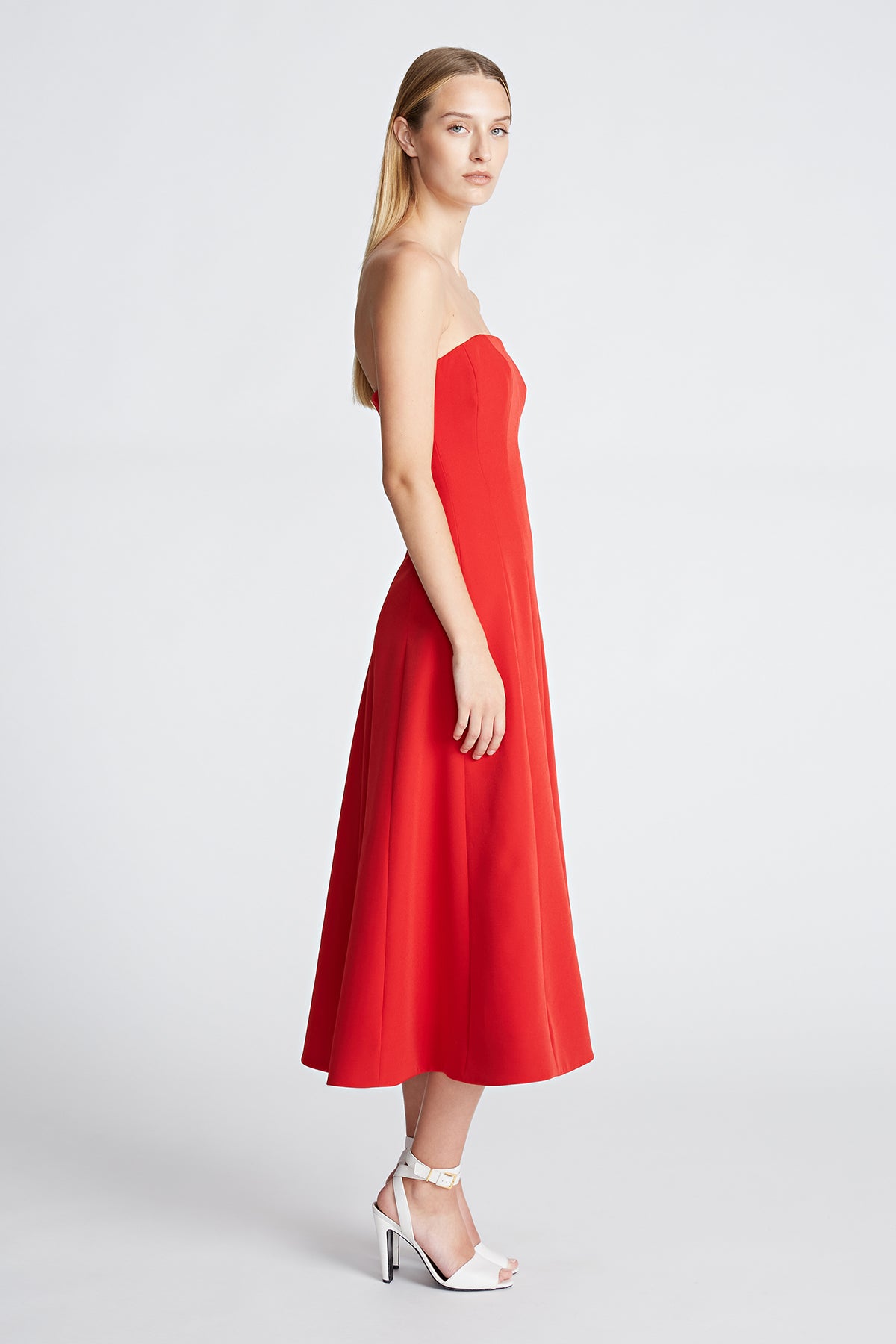 halston red dress Lizza Chiffon Halter Gown His foundation in fashion progressed in his teen years as he attended Indiana University for a short spell and then The Art Institute of Chicago while earning funds through creating windows displays Holly Halston Red Dress